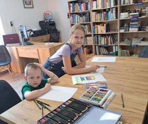 Na zdjęciu widoczne są dzieci malujące obrazek.