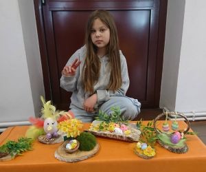 Na zdjęciu widoczna jest dziewczynka wraz ze stroikami. 