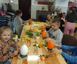 Na zdjęciu widoczne są dzieci podczas warsztatów wielkanocnych.