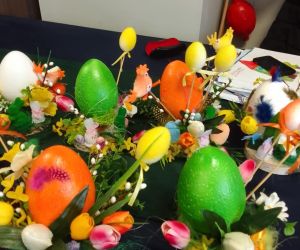 Na zdjęciu widocznych jest kilka stroików wielkanocnych.