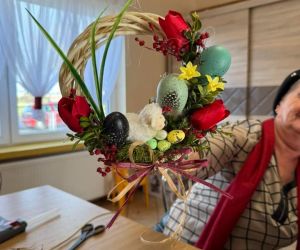 Na zdjęciu widoczny jest wianek wielkanocny.