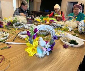 Na zdjęciu widoczne są dzieci podczas warsztatów wielkanocnych.