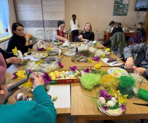 Na zdjęciu widoczne są dzieci podczas warsztatów wielkanocnych.