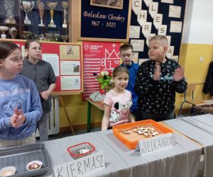 uczniowie z własnoręcznie wykonanymi produktami