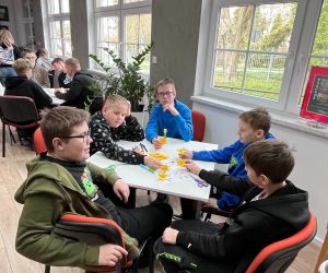 uczniowie trzymają żonkile