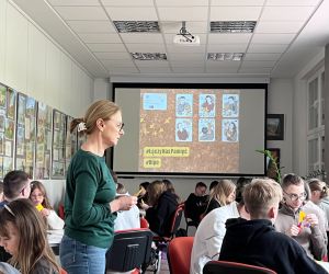 uczniowie zapoznają się z instrukcją składania żonkili