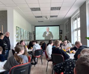 Uczniowie słuchają opowieści na temat akcji żonkile