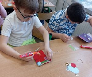 Uczniowie wykonują kartki