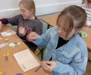 Uczniowie wykonują kartki