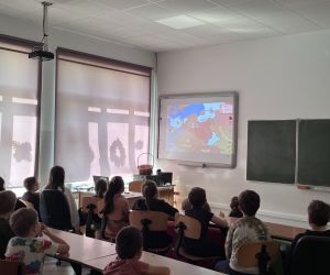 uczniowie oglądają film o chrobrym