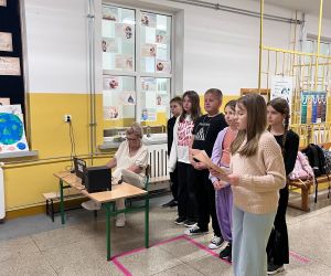 uczniowie podczas montażu słowno-muzycznego