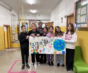 uczniowie z nauczycielką na wspólnym zdjęciu