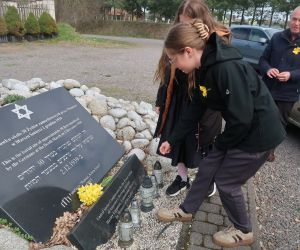 Uczennice składające kwiaty