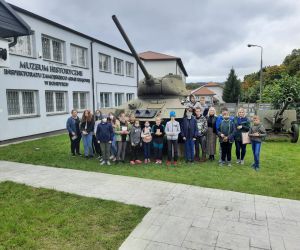 Uczniowie przed budynkiem Muzeum Historycznego Inspektoratu Zamojskiego AK w Bondyrzu