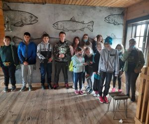 Uczniowie w środku drewnianego młynu wodnego w Bondyrzu