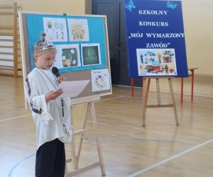 Uczennica klasy I dokonuje prezentacji