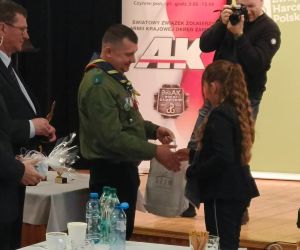 Zdobywczyni II miejsca odbiera nagrody rzeczowe