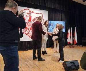 Zdobywczyni I miejsca odbiera dyplom