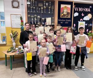 Laureaci konkursów z katechetką na wspólnym zdjęciu