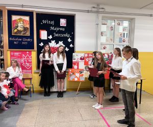 Uczniowie recytują wiersze