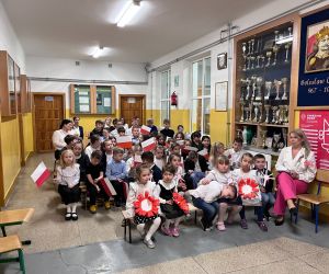 Uczniowie i przedszkolaki oczekują na akademię