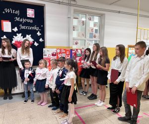 Przedszkolaki i uczniowie występują przed publicznością