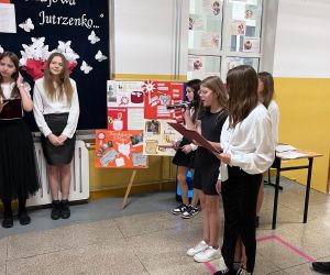 Uczennice śpiewają piosenki patriotyczne