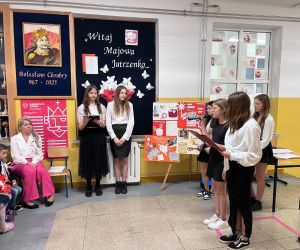 Uczniowie recytują wiersze