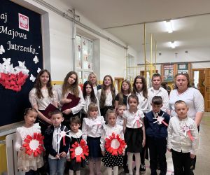 Uczniowie i przedszkolaki z opiekunami na wspólnym zdjęciu