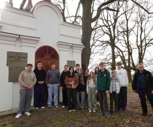 Uczniowie przy kaplicy grobowej Grotthusów na cmentarzu w Dziekanowie