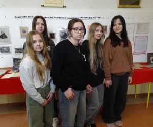 Uczennice na wystawie w Izbie Staszicowskiej w Jarosławcu