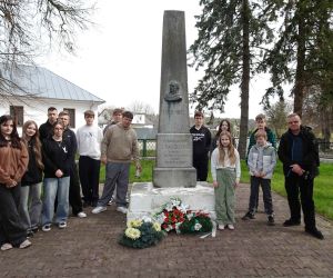 Uczniowie przy pomniku Stanisława Staszica w Jarosławcu