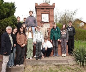 Uczniowie z opiekunem przy pomniku Stanisława Staszica w miejscowości Staszic