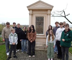 Uczniowie przy pomniku Stanisława Staszica w Hrubieszowie