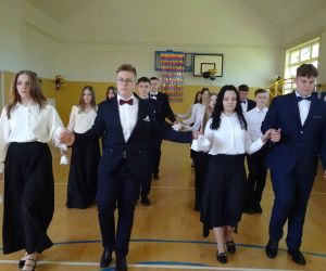 Uczniowie w układzie tanecznym Poloneza