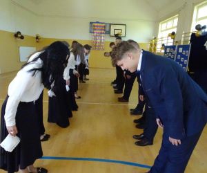 Uczniowie kończą poloneza ukłonem