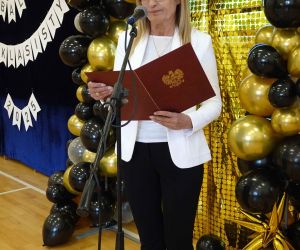 Dyrektor szkoły - p. Bożena Nowosad podczas przemówienia
