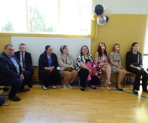 Rodzice uczniów siedzą na widowni i oglądają taniec swoich dzieci