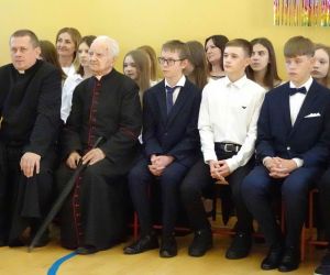 Zaproszeni goście siedzą na widowni i oglądają taniec uczniów