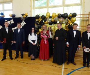 Wychowawca klasy w przemówieniu do swoich uczniów i ich rodziców