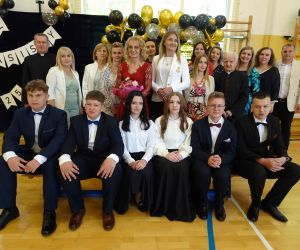 Grono Pedagogiczne z uczniami klasy VIII