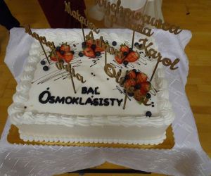 Tort z napisem Bal Ósmoklasisty i imionami uczniów oraz wychowawcy