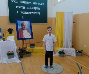 Uczeń klasy czwartej recytuje wiersz