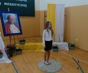 Uczennica klasy czwartej recytuje wiersz