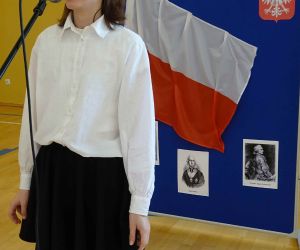 Uczennica klasy siódmej recytuje przy mikrofonie