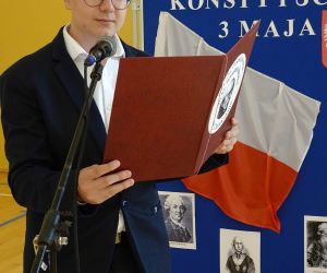 Uczeń prowadzący uroczystość przy mikrofonie