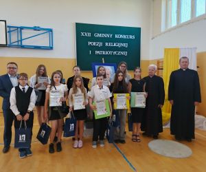 Zdjęcie osób nagrodzonych razem z Komisją