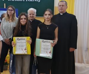 Zdjęcie naszych laureatek z nagrodami i Komisją