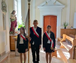 Poczet sztandarowy szkoły podczas mszy świętej