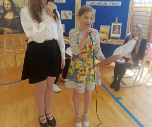 Dwie uczennice śpiewają do mikrofonu